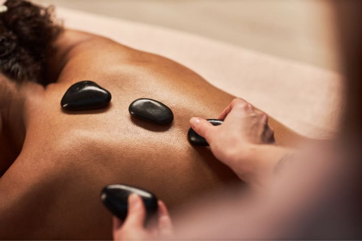Découvrez les bienfaits du massage aux pierres chaudes 
