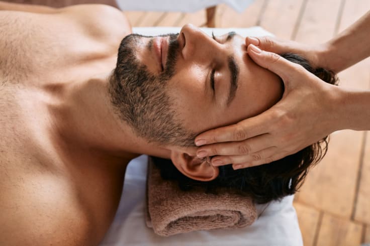 Un homme recevant un massage dans un spa